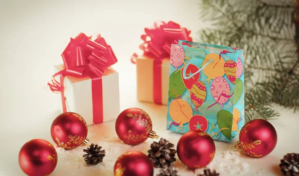Boże Narodzenie dekoracje i prezenty na tło uroczysty — Zdjęcie stockowe