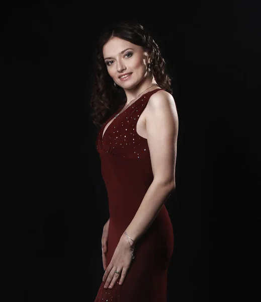 Portret van mooie vrouw in rode jurk poseren voor de camera — Stockfoto