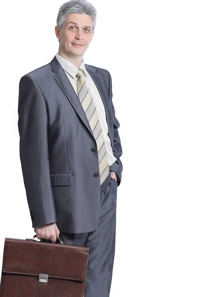 Bir deri briefcase.isolated ile kendine güvenen iş adamı — Stok fotoğraf