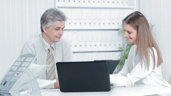 Dos miembros de la empresa sentados detrás de un escritorio — Foto de Stock