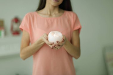 yanan bir mum ile up.Beautiful genç kadın kapatmak