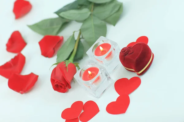 Conceito romântico. anel, velas e rosa no fundo branco — Fotografia de Stock