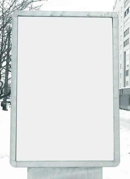 Cerrar banner up.blank en el fondo de un stree de la ciudad — Foto de Stock