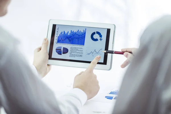 Business-Team mit digitalem Tablet analysiert den Marketingbericht — Stockfoto