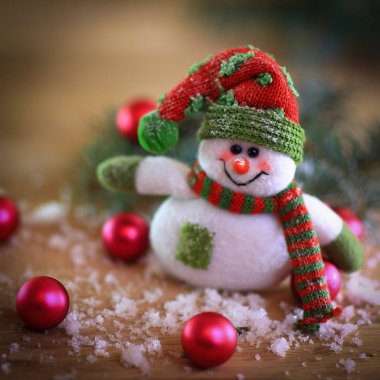 Noel kartı. şenlikli bir arka plan üzerinde oyuncak kardan adam.