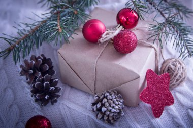 Hediye kutusu ve Noel ağacı dalı ve beyaz süslemeler