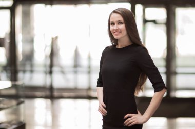 Başarılı iş kadını geniş bir ofis bir arka plan üzerinde