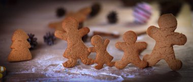 Noel masasında mumlar ve zencefilli çörekler