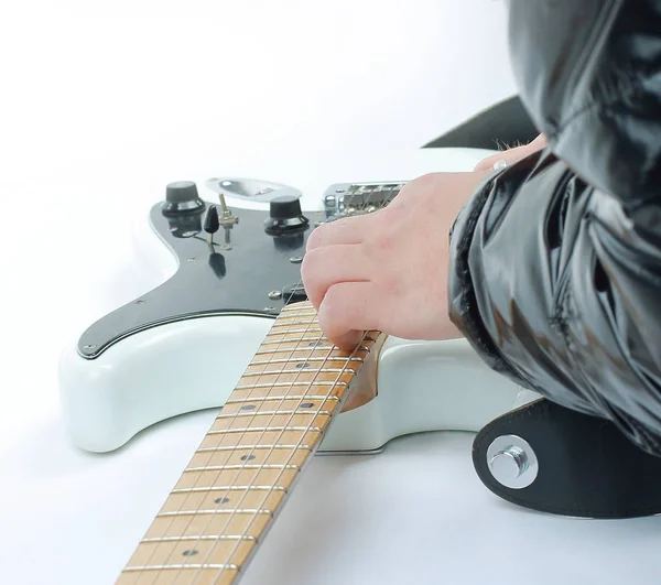 Closeup.rock guitarist,pulling the strings of the guitar — Stock Photo, Image