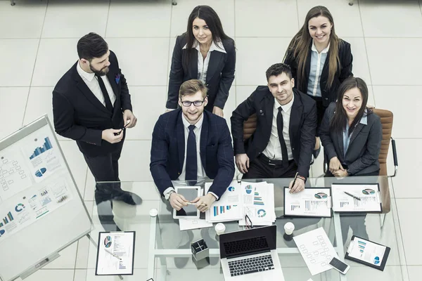 Портрет успешной бизнес-команды рядом с рабочим местом в офисе — стоковое фото