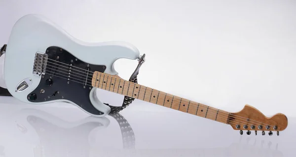 Closeup.stylish guitarra con reflejo. aislado en un blanco — Foto de Stock