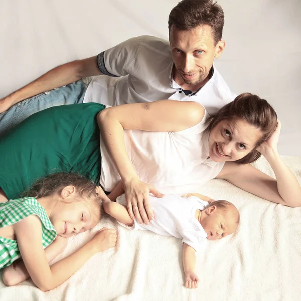 Concepto de felicidad familiar - madre feliz, padre y hermana mayor — Foto de Stock