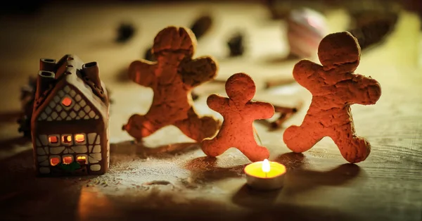 Gingerbread house gingerbread men on blurred background of the — Stock Photo, Image