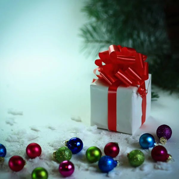 Белый ящик с подарком на фоне Рождества . — стоковое фото