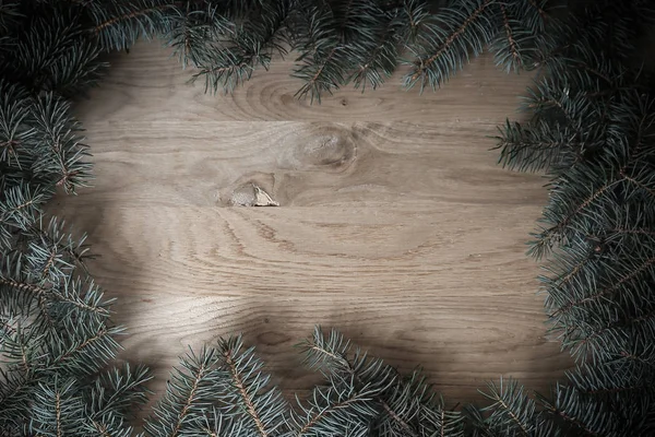 Couronne de Noël verte traditionnelle sur fond en bois — Photo