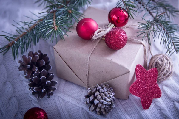 Κουτί δώρου και κλαδί χριστουγεννιάτικο δέντρο και διακοσμήσεις σε λευκό — Φωτογραφία Αρχείου