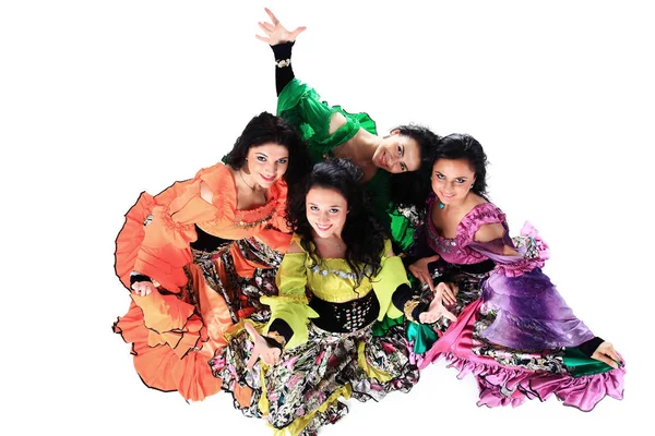 Szakmai cigány tánc csoport a nemzeti viseletek teljesítő néptánc. — Stock Fotó