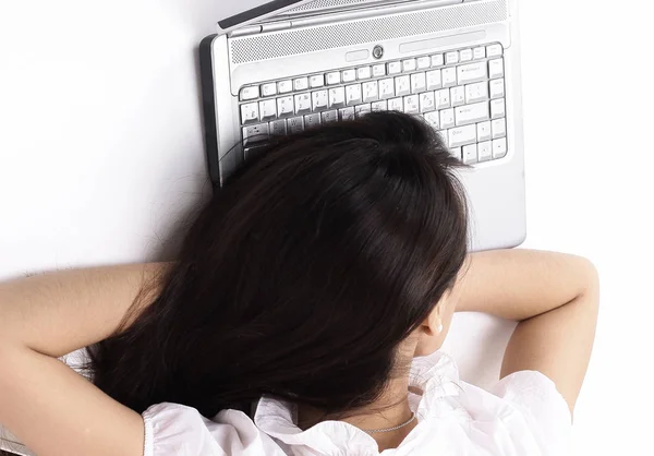 Closeup.a joven empleado quedarse dormido en el teclado del ordenador portátil — Foto de Stock