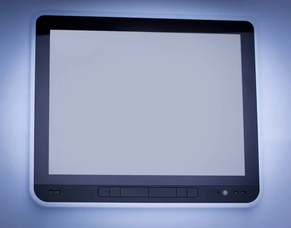 Pc tablet hitam diisolasi pada warna putih dengan path kliping — Stok Foto