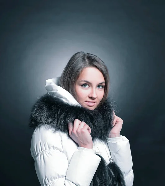 冬のジャケットの美しい若い女性の肖像画 — ストック写真