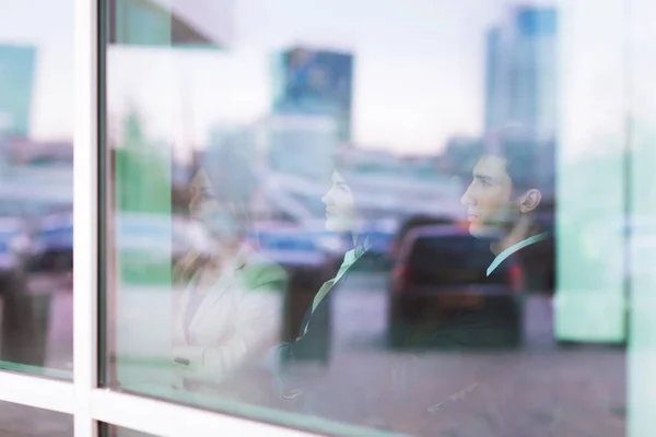 Equipo de negocios de éxito se encuentra frente a una ventana en una oficina moderna — Foto de Stock