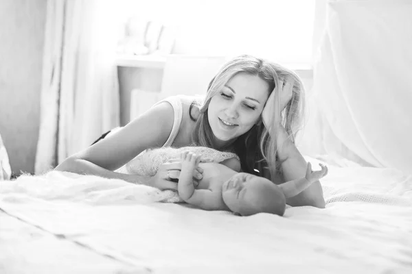 レトロな style.the 幸せな母性のコンセプトのモノクロ写真 — ストック写真