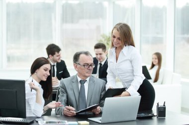 iş takım finansal veriler başkanı ile tartışıyor.