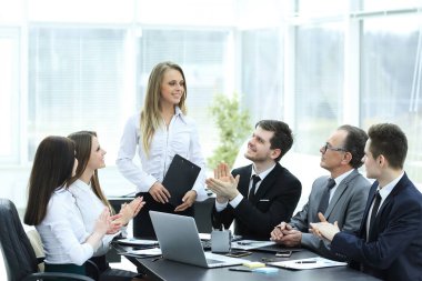 İş ekibi toplantıda konuşmacıyı alkışlıyor..