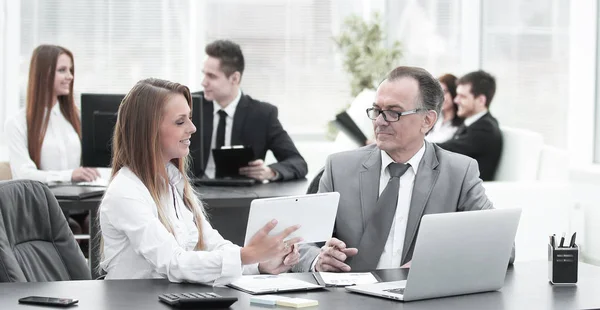 Empleados que utilizan tabletas digitales para trabajar con datos financieros —  Fotos de Stock