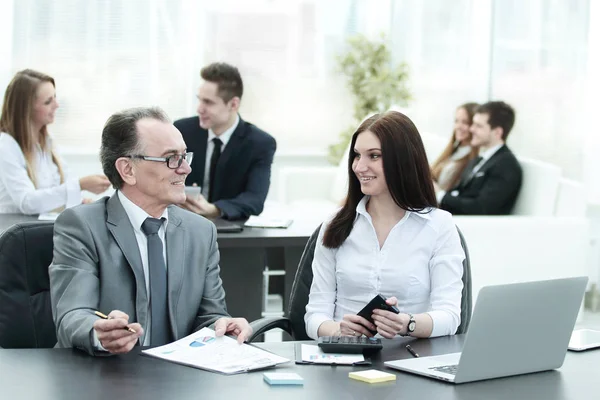 Empresario analizando gráficos de inversión, presupuesto e ingresos en su lugar de trabajo — Foto de Stock