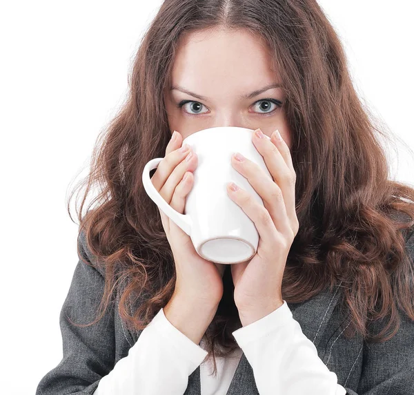 Primo piano.donna d'affari di successo con una tazza di caffè . — Foto Stock