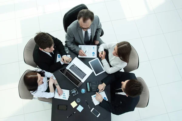 Топ-менеджеры бизнес-команд, работающие с финансовыми графиками — стоковое фото
