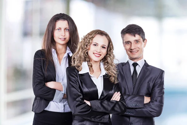 Grupo de empresarios atractivos y exitosos listos para una conversación seria — Foto de Stock