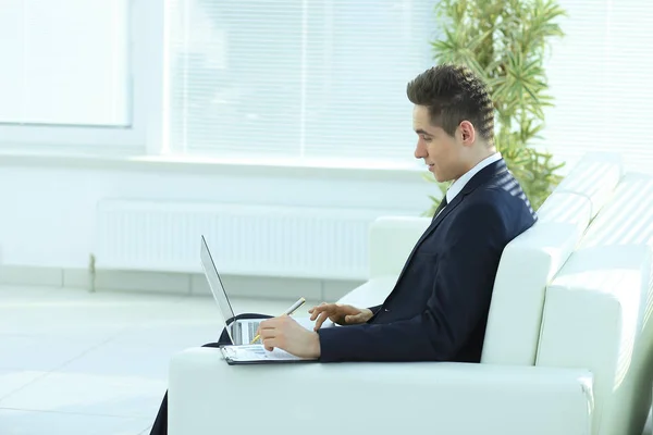 Vertrouwen zakenman die op laptop zitten in de ruime kantoor werkt — Stockfoto