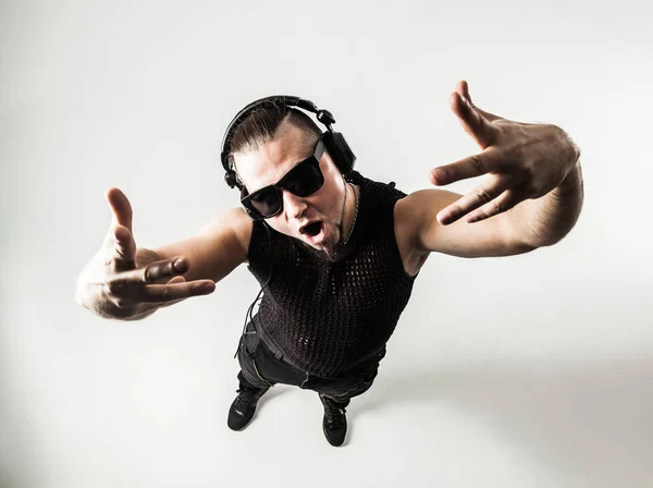 Vista do topo - DJ - rapper em uma camiseta elegante com headph — Fotografia de Stock