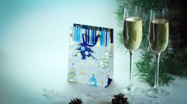 iki kadeh şampanya ve Hediyelik Noel arka plan üzerinde
