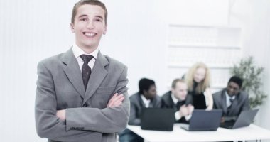 Ofisin arka planında genç bir profesyonelin portresi