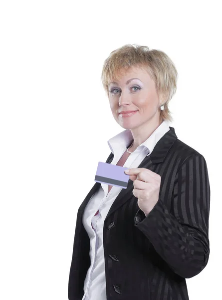 Úspěšná podnikatelka ukazující kreditní kartu .isolated na bílém — Stock fotografie