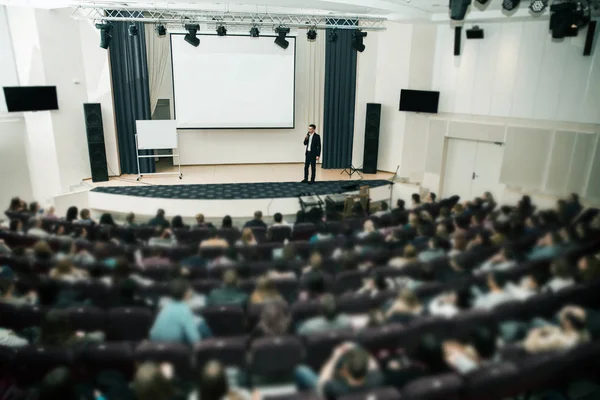 Ponente en Business Conference y Presentación. Audiencia la sala de conferencias . — Foto de Stock