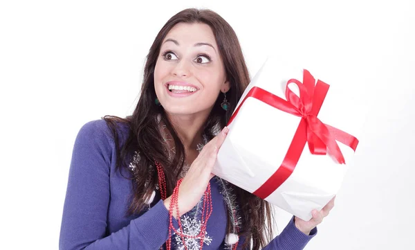 Feliz joven con un gran regalo .isolated en un blanco — Foto de Stock