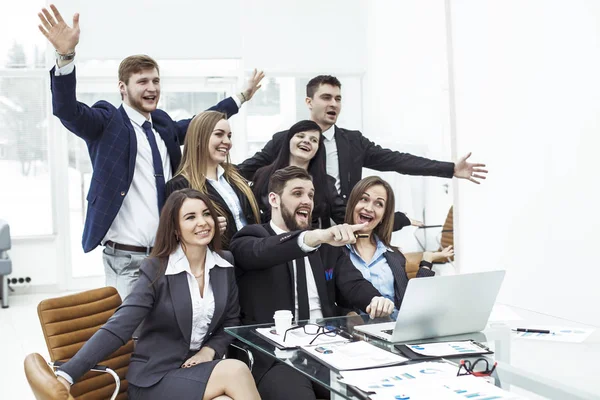 Concetto di successo aziendale - team aziendale incoraggiante sul posto di lavoro in ufficio — Foto Stock