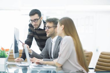 Grup iş ortakları toplantıda oda ofis yeni proje tartışıyor