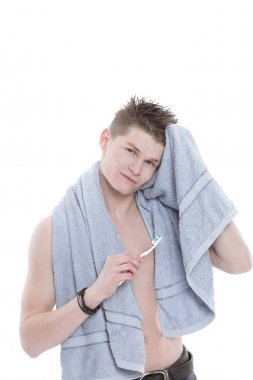 genç adam havlu ve beyaz toothbrush.isolated