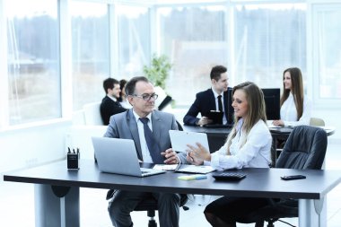 Finansal verilerle çalışmak için dijital tablet kullanarak çalışanlar