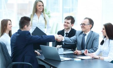Başarılı bir işlem ardından el sıkışan iş ortakları