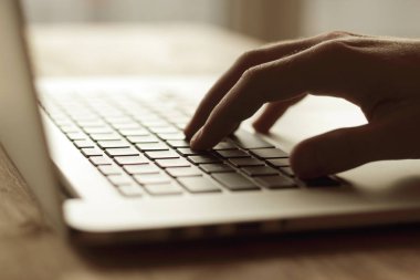 up.Hand laptop klavye üzerinde bir işadamı basarak düğmeyi kapatmak
