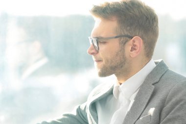 up.Pensive işadamı e-sigara dinlenme odasında oturma ile yakın