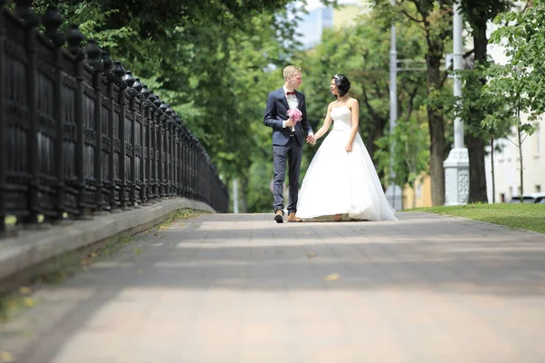 Αγάπη η νύφη και ο γαμπρός το περπάτημα γύρω από την πόλη — Φωτογραφία Αρχείου
