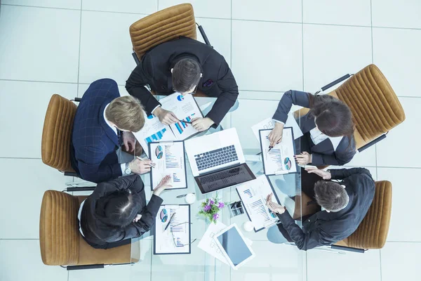 Equipo de negocios discutiendo el plan financiero de las empresas para un lugar de trabajo moderno — Foto de Stock