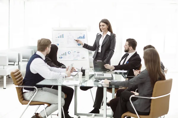Бизнес-команда проводит презентацию нового финансового проекта для деловых партнеров компании — стоковое фото